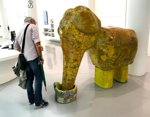 Ele-Elefant - beleuchteter KUULlu fast in Originalgröße